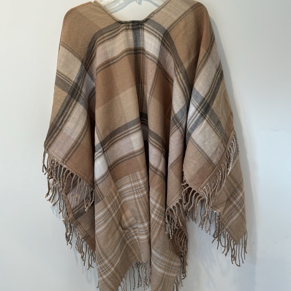 Steve Madden Tartan Ruana with Fringe. - Picture 6 of 6
